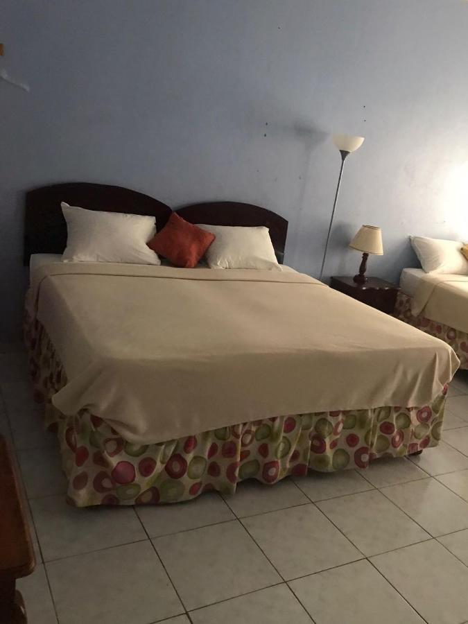 Tropical Court Hotel Montego Bay Exterior foto