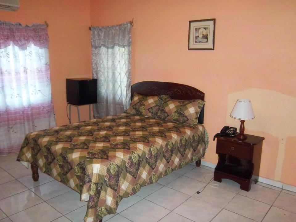 Tropical Court Hotel Montego Bay Exterior foto