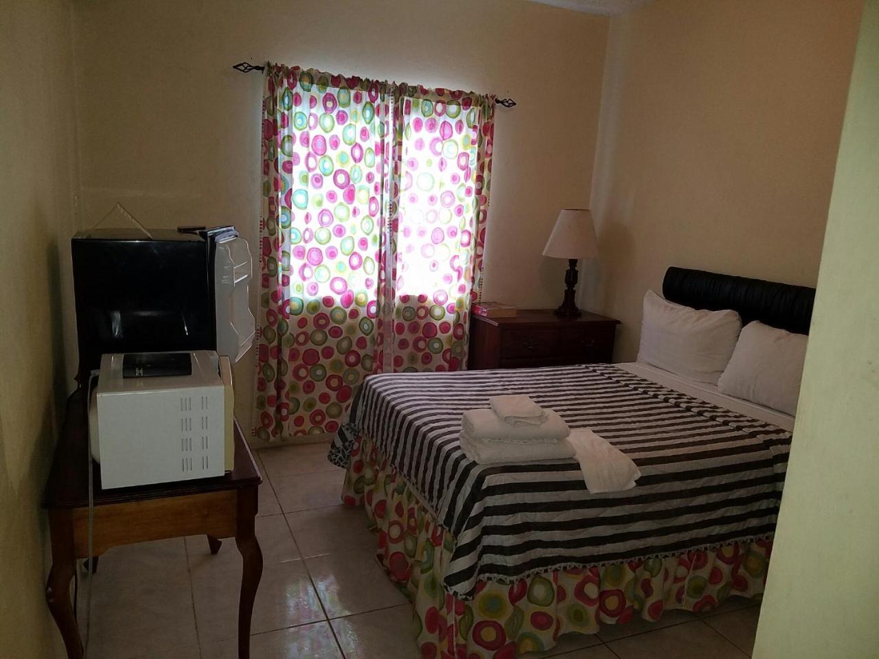 Tropical Court Hotel Montego Bay Exterior foto